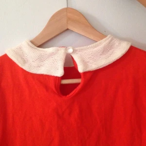 Jättesöt tröja med krage :))) lite mer orange än på bilden! Aldrig använd, prislappen kvar - Jättesöt tröja med krage :))) lite mer orange än på bilden! Aldrig använd, prislappen kvar