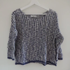  - Stickad tröja från MANGO i härliga färger. Storlek S. Mycket bra skick! 