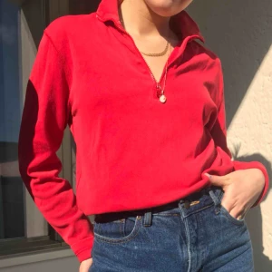  - Jättesnygg röd tjocktröja med zip-up funktion💓💓 har S och såhär sitter den på mig! Frakt tillkommer på 55 kr. Annars möts vi på söder!💓