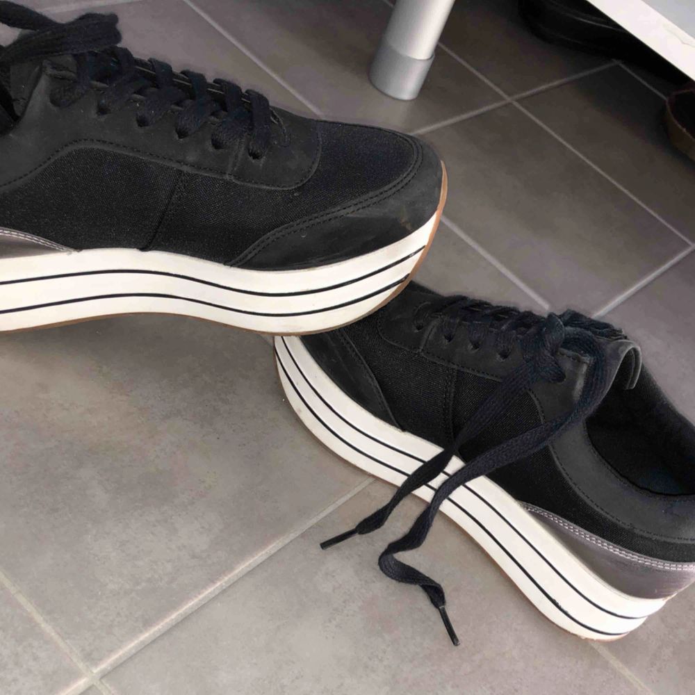 Svarta sneakers med klack, kommer från ZARA Använda 2 gånger, för små för mig. Skor.
