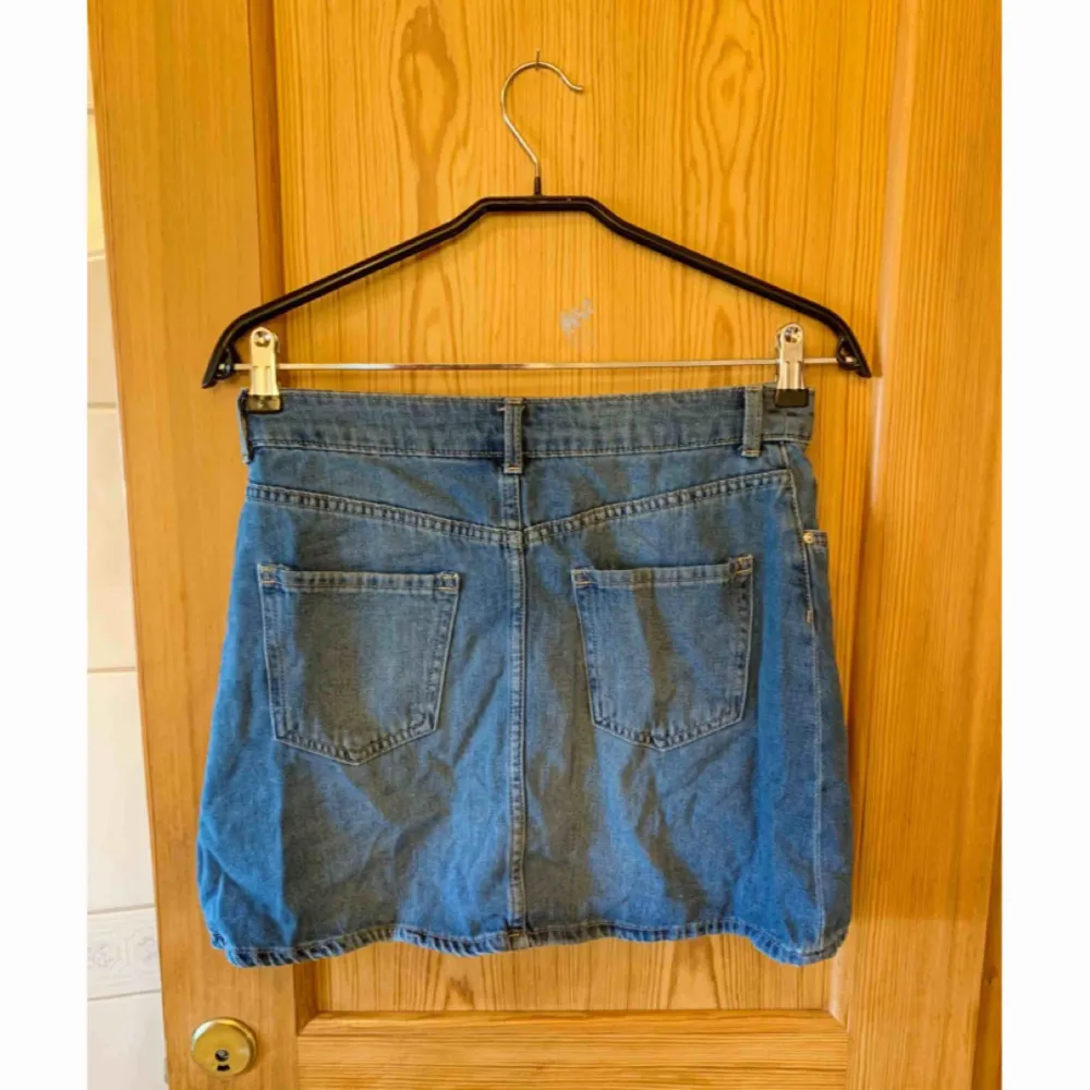 Jeans kjol från H&M som aldrig är använda ✨  Köparen betalar för frakten 📮. Kjolar.