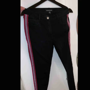  - Nyskick, endast använd vid något tillfälle. Märke: parisian, storlek 36. Stretchiga. Köparen står för den eventuella fraktkostnaden.