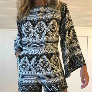  - Jättefin byxdress med vida armar. Öppen i ryggen