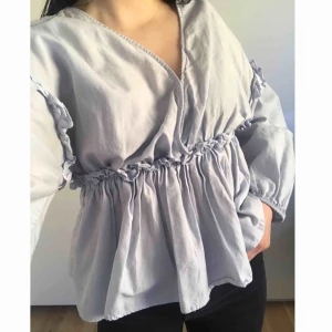  - Fin ljusblå blus från Zara Basic! //🖤Köparen står för frakten!