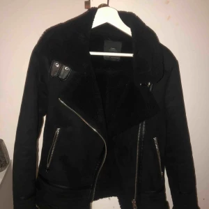  - Svart mockajacka från Zara i fint skick, använd fåtal gånger