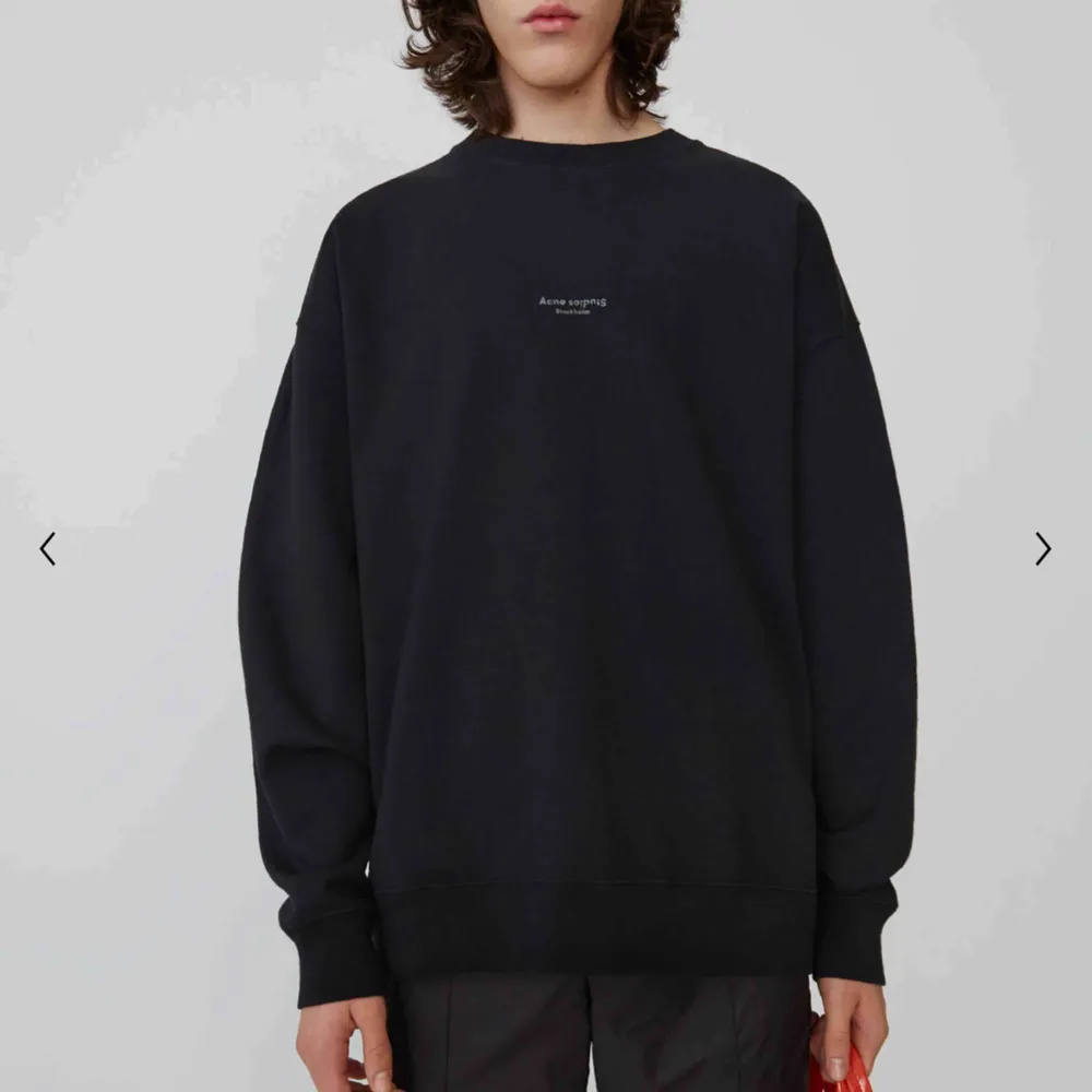 Denna sweatshirt från acne studios. I princip ny, använd typ 2-3 ggr. Har tagen till tröjan kvar. . Hoodies.