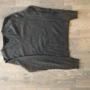  - Bomull/cashmereblandning, storlek L, men jag skulle säga att den passar en Medium. 