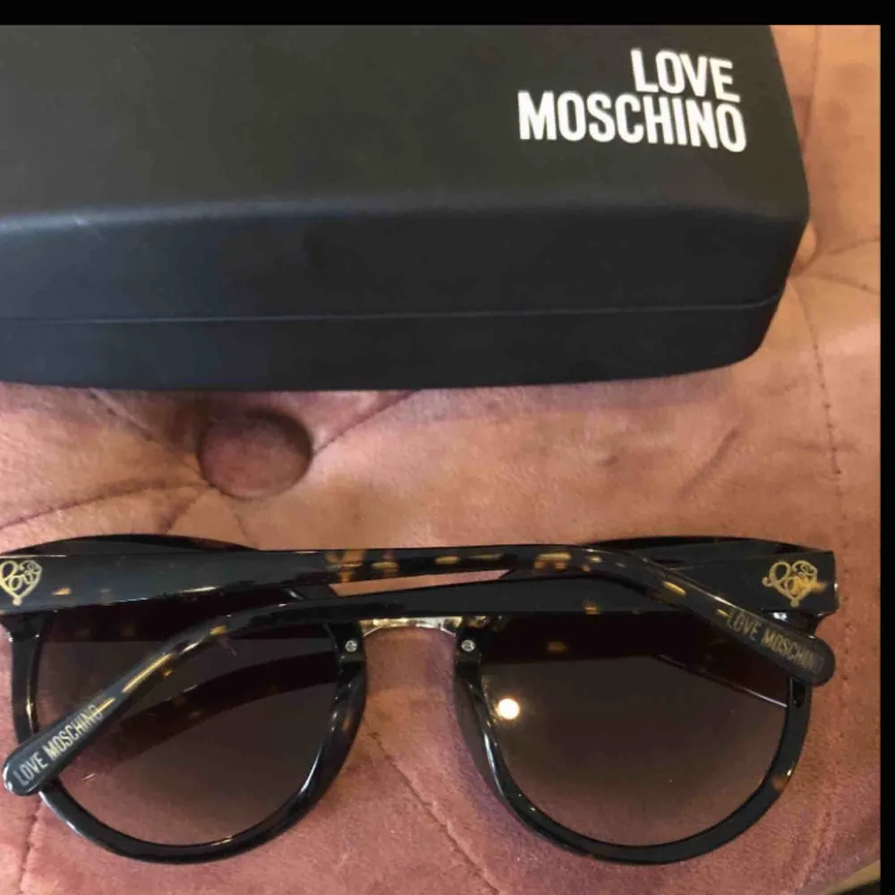 Galet snygga solglasögon från Moschino! Köpta för 1200:-. Accessoarer.