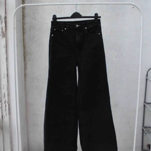  - favvo jeansen från WEEKDAY som jag tyvärr växt urrrr 🖤 utsvängda och i väldigt bra skick!  