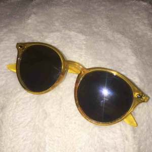  - Senapsgula glasögon från London i fint skick. Fri frakt 💛