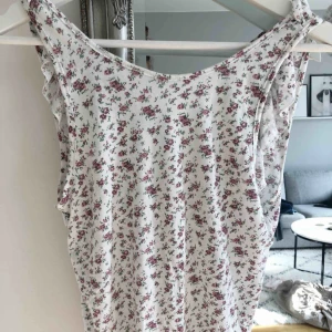  - Söt topp med uringning med volang i ryggen! Aldrig använd