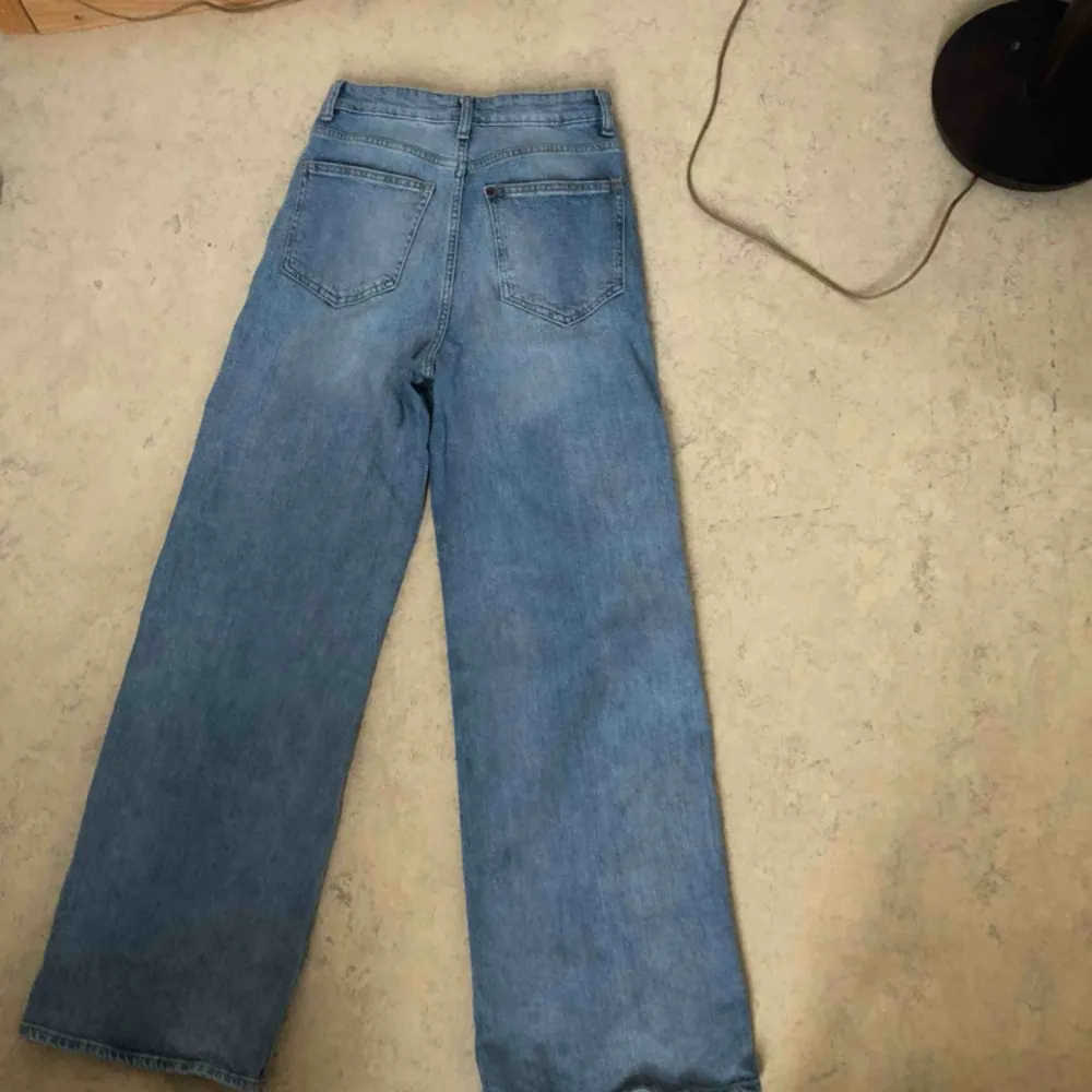 High wide leg jeans från HM i storlek 38. Endast använda ett fåtal gånger.  200 kr inkl frakt! . Jeans & Byxor.