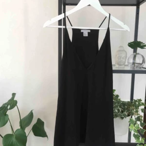  - Fest topp med djup urringning, endast använd 1-2 ggr! Har du möjlighet att ses i Stockholm innerstad har du förtur 🌟