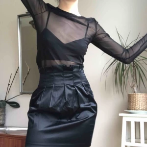  - En grym glansig partykjol i lite ”paper bag”-stil. Köparen betalar frakt eller möter upp i centrala GBG 🌿