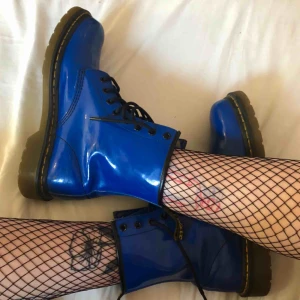  - Riktigt balla docs. Köpte tyvärr för stor storlek. Använda ett par gånger men de är inte helt ingångna än tyvärr. 