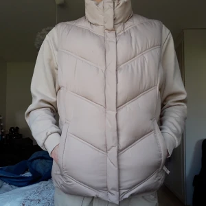  - Beige väst. Unisex. 