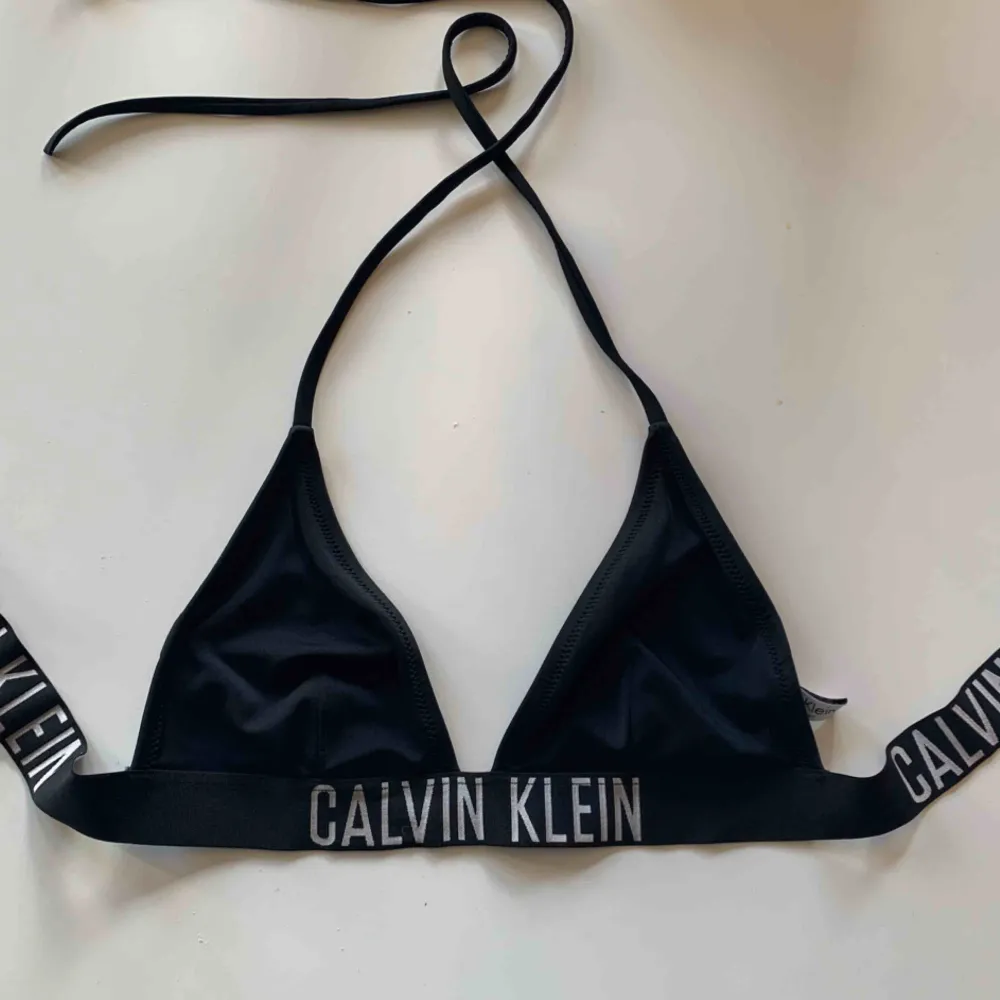 Svart bikini från Calvin Klein. Accessoarer.