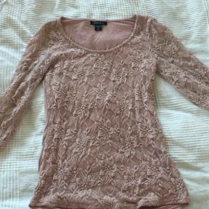  - Snygg rosa tröja med spets från NEW YORKER.   Kan mötas i Bålsta eller frakta. Tar endast emot Swish.  Kunden står för den eventuella frakten. 