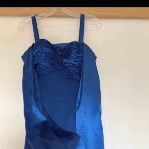  - Säljer min balklänning som är använd 1 gång. Är i storlek 38/40 men kan passa en i 36 då man kan dra åt i ryggen.  Sjalen ingår i priset. Nypris 3000kr