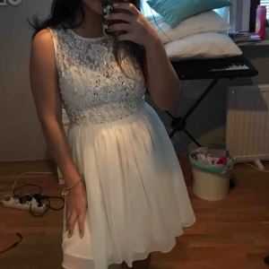  - Priset är inkl. Med frakt. Studentklänning använd 1 gång. Fin skick! Bra längd på mig som är petite.från Nelly.