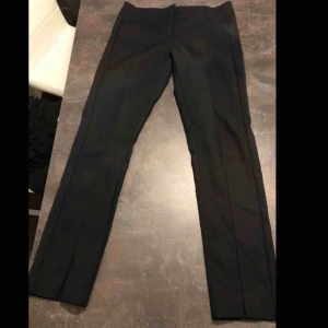  - Raka Kostymbyxor med slits från Nelly. 