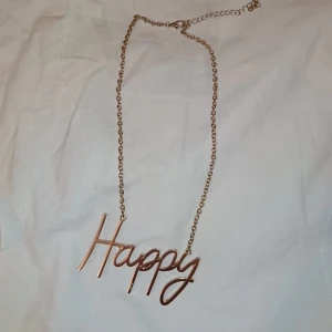  - Guldigt halsband med texten "happy" 9kr frakt betalning via swish 