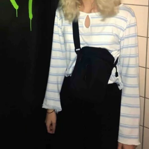  - Len tunn lång ärmad tröja med vida ärmar köpt på humana om jag minns rätt! Superfin❤️❤️ köparen står för frakt 20 kronor (Tröjan är croppad, avklippt!)