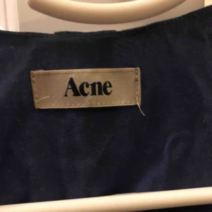  - Vackert linne från Acne, tyvärr legat nerpackad och blivit skrynklig men kan ångas rät igen på nolltid.  Använd fåtal gånger, superfint skick