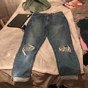 Sparsamt använda boyfriend jeans strl 42 från Gina Tricot. Säljes pga används ej. Mötes upp eller står köparen för frakten. 