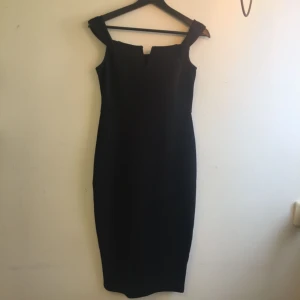  - Helt ny klänning från Nelly , stängs med dragkedja bak ✨