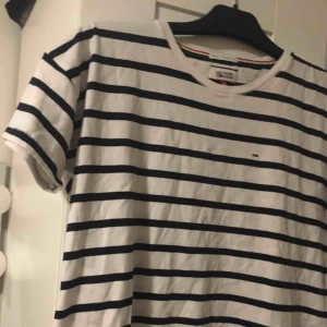  - En marinblå och vit randig tshirt! T-shirten kommer från Tommy hilfiger och är i bra skick! T-shirten slutar vid höften och är pösig/ rak hela vägen. Den är i storlek XS!  Kontakt: 0732500530(nås på sms) Teamarkholm@gmail.com  Köparen står för frakten!