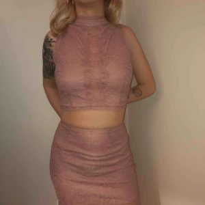  - Ett fint set i spets från forever 21 som är halvt öppen i ryggen, hela setet för 100kr och om du bara vill ha antingen kjolen eller toppen 40kr 