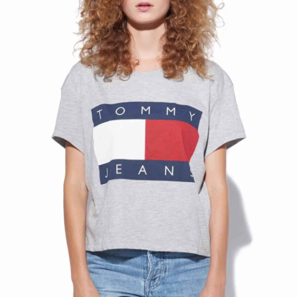 T-shirt från Tommy Hilfiger. Något kortare i modellen. Använd men är fortfarande i jättefint skick! Köparen står för ev fraktkostnad ☀️. T-shirts.