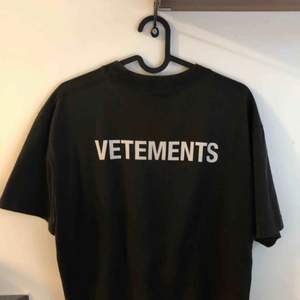 Vetements T-shirt stl.M.  finns i gbg, kan även skickas (frakt 69kr).   kan möjligen gå ner lite i pris vid snabb affär, men skambud undanbeds 