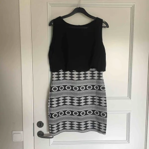  - Snygg klänning. Bra skick. Mycket mindre i storleken. Köparen står frakt
