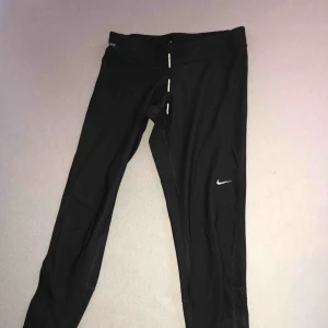  - Nike träningsbyxor knappt använda, för små för mig. 