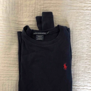  - Storlek S, köpt i NY. Använd 5gånger och är därför väldigt fin fortfarande :) Skön i materialet!