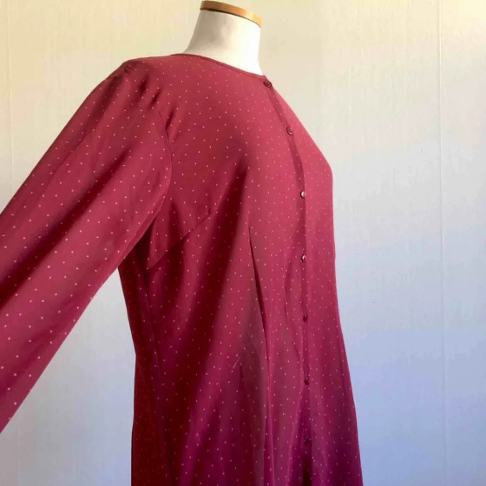 Rosa skjortklänning med ljusrosa prickar.  Längd: 95 cm.  Frakt ingår i priset! . Klänningar.