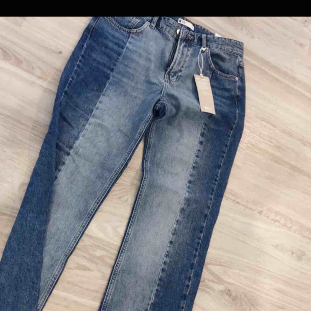 Super trendiga jeans. Säljes pga för stora. . Jeans & Byxor.