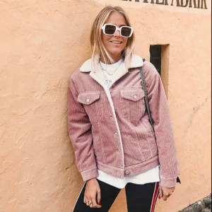  - Världens mest bekvämaste /finaste jacka 💘🙌 Inköpt på Bikbok , Elsa hosk kollektionen.  Nypris 699:- Frakt tillkommer på 96:- Passar en s/m/l