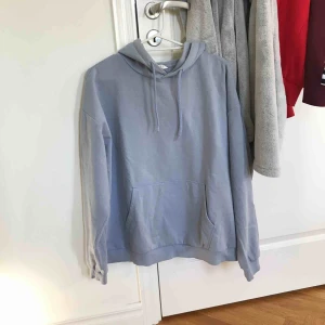  - Ljusblå hoodie i fint skick! 💓