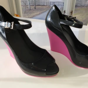  - Populär Brasiliansk märke skor som har använts kanske 2 gånger? Har suttit i garderoben och fick tyvärr lite repor. Jättefin skick annars som syns under skor.