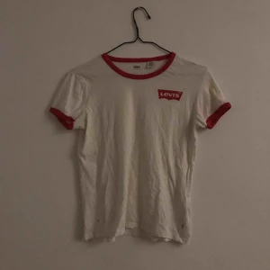  - Small Levi’s t-shirt.  En simple t-shirt