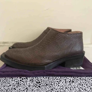  - Knappt använda Eytys Romeo herrskor i ormskinn. Kartong, påse och köpbevis kvar. 10/10 condition, använda två gånger.  Nypris 4000kr Fler bilder skickas vid förfrågan. 