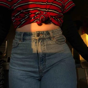  - Favvojeansen från Monki!! Modell: Taiki  Använda en del men ej slitna! Köparen står får frakt🌹