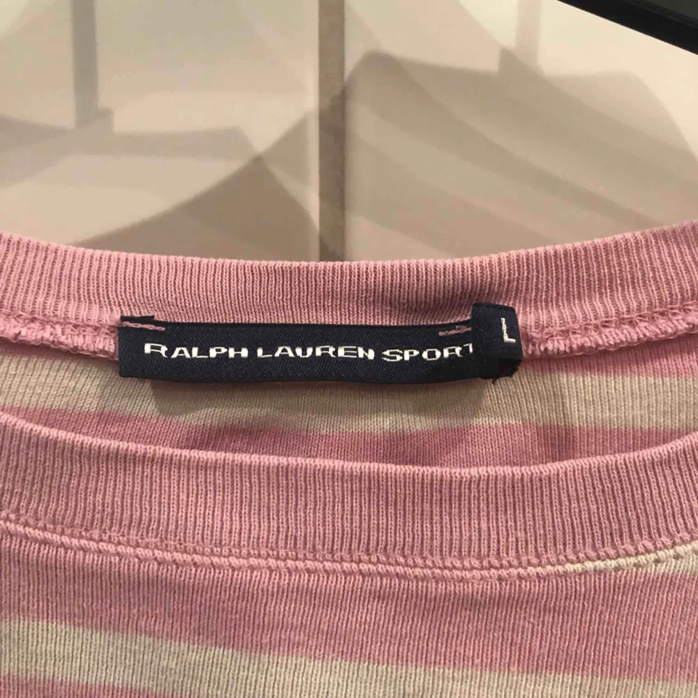 Äkta Ralph lauren tröja i rosa randigt motiv Bra skick. Tröjor & Koftor.