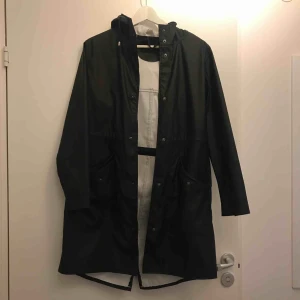  - Regnjacka från BIKBOK, storlek XS. I fint skick!