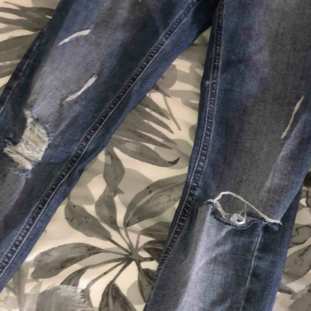 Ett par Jeans ifrån märker denim rebel. Sitter skit snyggt på och har lite slitningar lite överallt. De är trasiga vid ett ”fäste” men går att lagas. Frakt tillkommer. Jeans & Byxor.