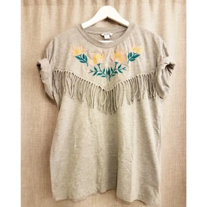  - Oversize kaftan i härligt mönster i blått och vitt! Stora fickor på framsidan. Tyvärr saknas lapp med storlek men jag gissar på att det är en Large/XLarge eftersom den är lite stor på mig. Möts upp i GBG eller framktar mot betalning (50kr)