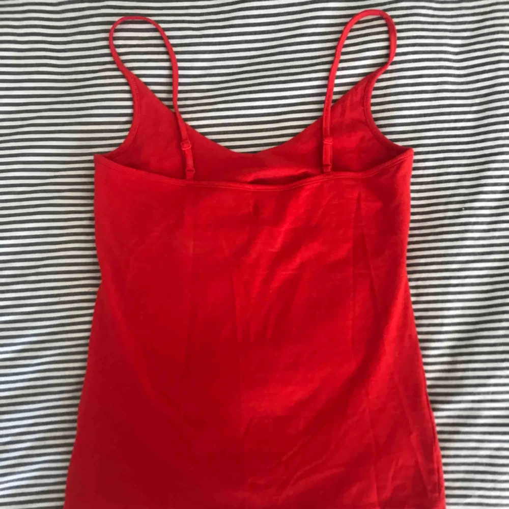 Rött superskönt linne från Lager157, aldrig använd. Nypris, vet inte exakt men runt 40 spänn kanske. Priset kan diskuteras. . Toppar.